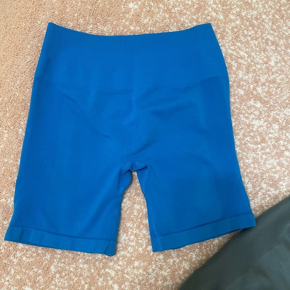 Aurola Seamless Shorts | Set of 2 | Small - Picture 4 of 6